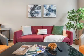 Stylish Irvine Gateway - Central & Prime Location - Image 2
