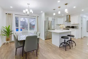 Cozy, Beautiful House In Scarborough - Image 2