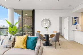 Stunning Waterview 2Bed Apt North Sydney - Image 4
