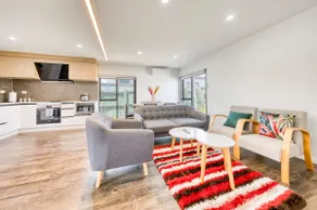 Cosy & Contemporary entire 3 Bedroom Airport Retreat - Image 3