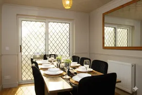 Spacious 5 Bed - Sleeps up to 11 - Contractors and Long stays Welcome - Large Private Driveway - Image 3