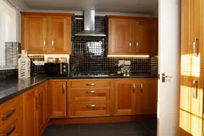 Spacious 5 Bed - Sleeps up to 11 - Contractors and Long stays Welcome - Large Private Driveway - Image 2