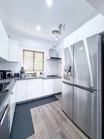 Spacious 5BR Family Home - 2 Free Parking - Walk to Train & Shops - Image 3