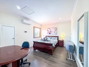 Spacious 5BR Family Home - 2 Free Parking - Walk to Train & Shops - Image 5