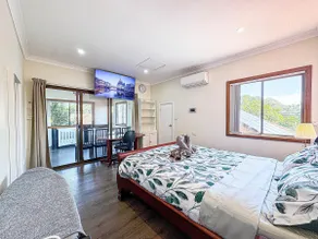 Spacious 5BR Family Home - 2 Free Parking - Walk to Train & Shops - Image 4