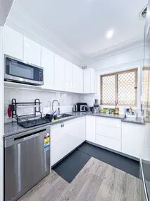 Spacious 5BR Family Home - 2 Free Parking - Walk to Train & Shops - Image 2