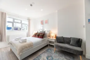 Quiet & Modern Studio Close to London | EV Charger - Image 2