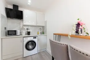 Quiet & Modern Studio Close to London | EV Charger - Image 4