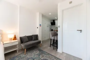 Quiet & Modern Studio Close to London | EV Charger - Image 3