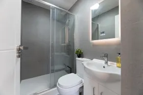 Quiet & Modern Studio Close to London | EV Charger - Image 5
