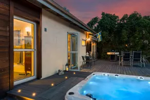 Well-planned villa near the sea, Jacuzzi - Image 3