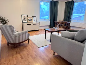 Quiet 2BR Apartment near Airport, Free Parking - Image 4