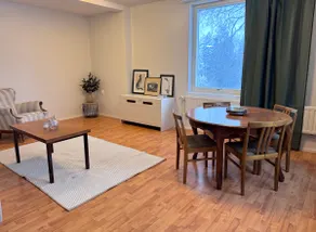 Quiet 2BR Apartment near Airport, Free Parking - Image 5