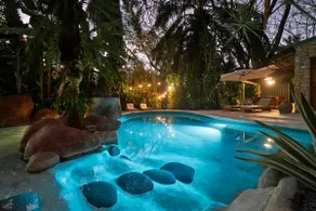 Villa Havana~ Lux Rustic Charm~ 1Min walk to Beach - Image 4