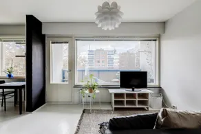 Nice studio by the train tracks + parking space - Image 2