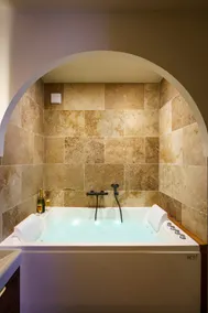 Hot Tub • Very Central • Beach & Town Within Walking Distance - Image 4