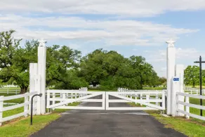 King Beds | Luxury Farm Stay| 5 Min to Round Top - Image 4