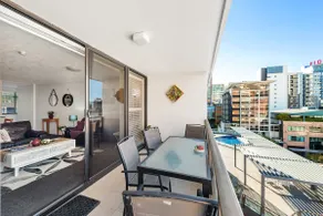 Amazing Astor ~ 2bed, 2bath, 1car, Pool! - Image 2