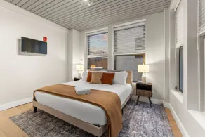 705B BRAND NEW Downtown Boston King Bed Walk to T - Image 3