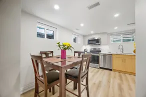 Elegant Streetsville 2 Bedroom Suite with Parking and Laundry - Image 4