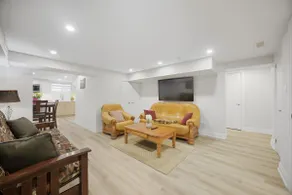 Elegant Streetsville 2 Bedroom Suite with Parking and Laundry - Image 3