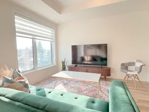 Modern Townhome | Boardwalk · Spa · Zoo | Parking - Image 2