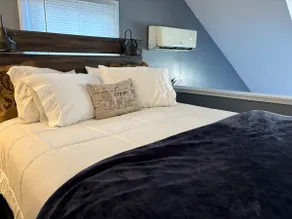 Spruce & Blue – Cozy, Walkable Stay in Thomas - Image 2