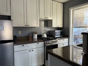 Spruce & Blue – Cozy, Walkable Stay in Thomas - Image 4