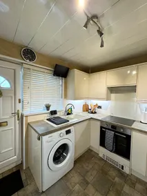 Cosy 1 bed flat, sleeps 4, free parking, contractors welcome - Image 4