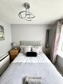 Cosy 1 bed flat, sleeps 4, free parking, contractors welcome - Image 2