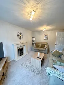 Cosy 1 bed flat, sleeps 4, free parking, contractors welcome - Image 5