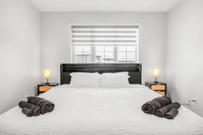 19 min — Downtown. • 3BR- king bed•free parking - Image 3