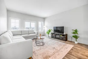 19 min — Downtown. • 3BR- king bed•free parking - Image 2