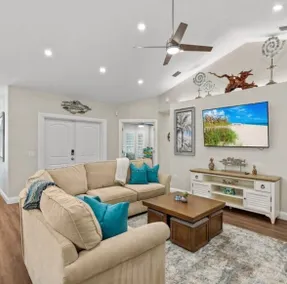 Charming tropical pool home, walk to the beach! - Image 5