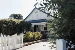 Restored Heritage Home Yarrawonga · Walk to Lake - Image 5