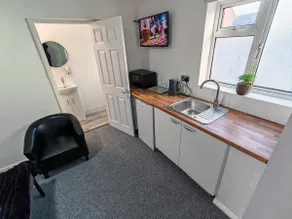 Rose Studio - Self Contained Studio Flat - Image 2