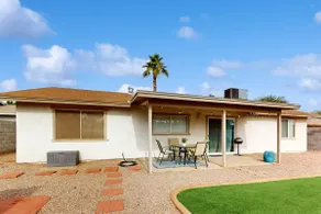 3BR single-level vacation home with fenced yard - Image 2