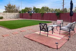 3BR single-level vacation home with fenced yard - Image 5
