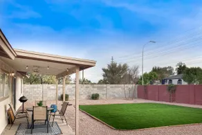 3BR single-level vacation home with fenced yard - Image 3
