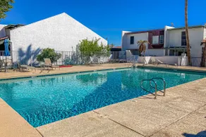 3BR sunny townhome with pool & ping-Pong - Image 3