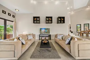3BR Modern Villa Pool BBQ 5 min Palm Beach - Image 2