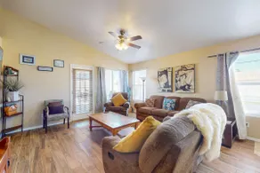 Charming 3BR Glendale retreat with alfresco patio - Image 5