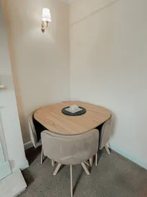 Bright 2-Bed Flat in Huntingdon Town Centre - Image 2