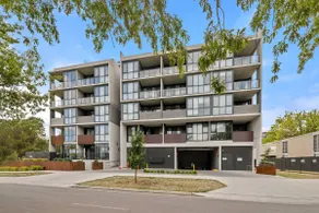Bright & Comfy 2B2B with 2 parkings in Lyneham - Image 3