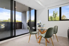 Bright & Comfy 2B2B with 2 parkings in Lyneham - Image 2