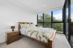 Bright & Comfy 2B2B with 2 parkings in Lyneham - Image 5