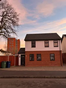 Modern Two-Bedroom House - Free Parking - Image 2