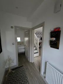 Modern Two-Bedroom House - Free Parking - Image 3