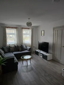 Modern Two-Bedroom House - Free Parking - Image 5