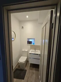 Modern Two-Bedroom House - Free Parking - Image 4